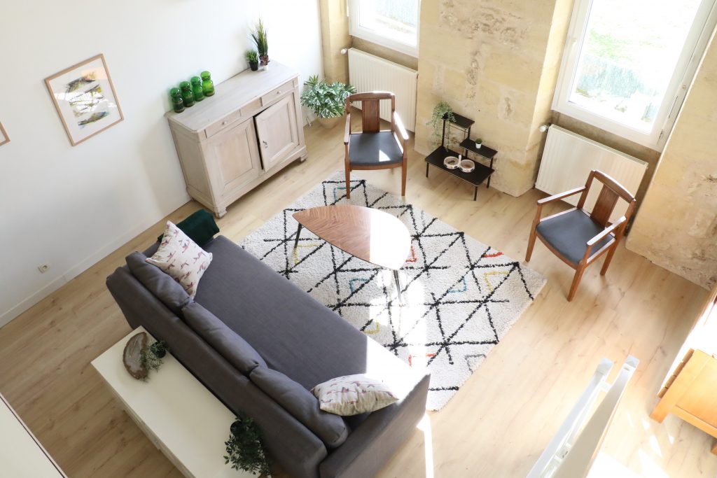 Salon du grand appartement lumineux proche de Bordeaux dans l'entre deux mers, à Camblanes et Meynac