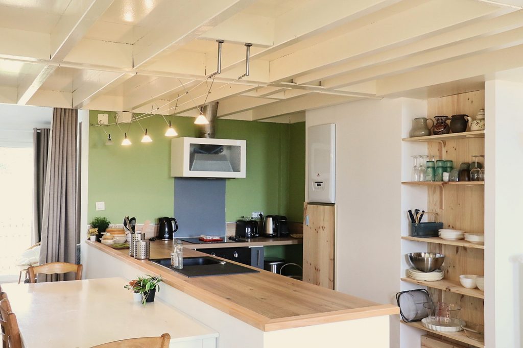 Cuisine du grand appartement lumineux proche de Bordeaux dans l'entre deux mers, à Camblanes et Meynac