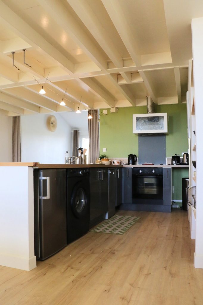 Cuisine du grand appartement lumineux proche de Bordeaux dans l'entre deux mers, à Camblanes et Meynac