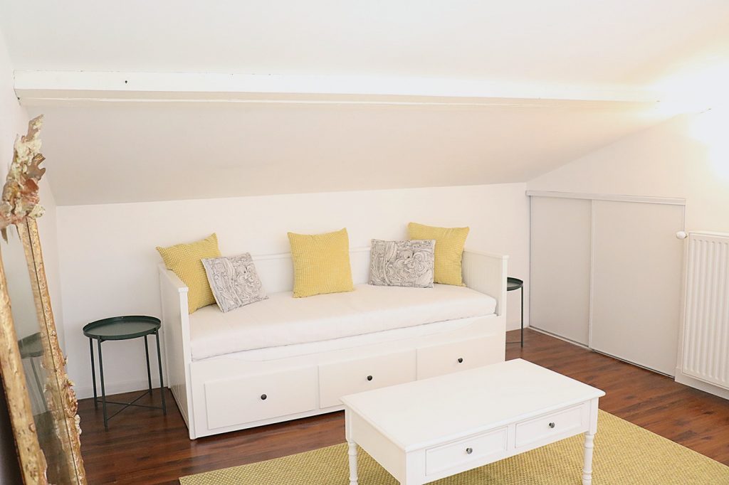 Espace nuit du grand appartement lumineux proche de Bordeaux dans l'entre deux mers, à Camblanes et Meynac