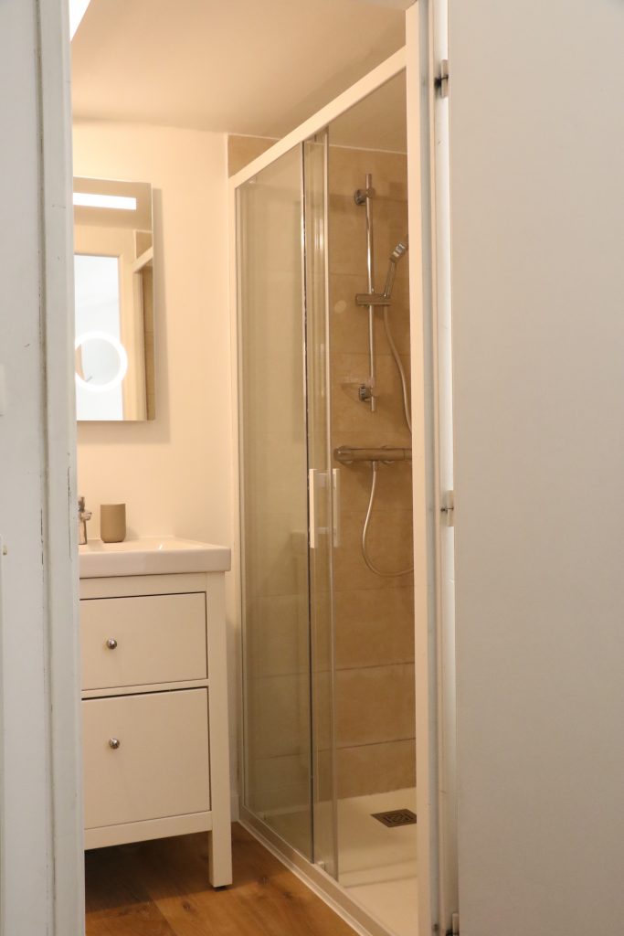 Salle de bain du grand appartement lumineux proche de Bordeaux dans l'entre deux mers, à Camblanes et Meynac