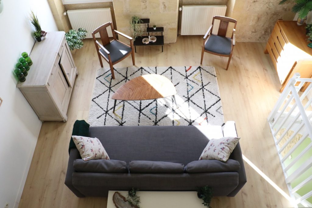 Salon du grand appartement lumineux proche de Bordeaux dans l'entre deux mers, à Camblanes et Meynac