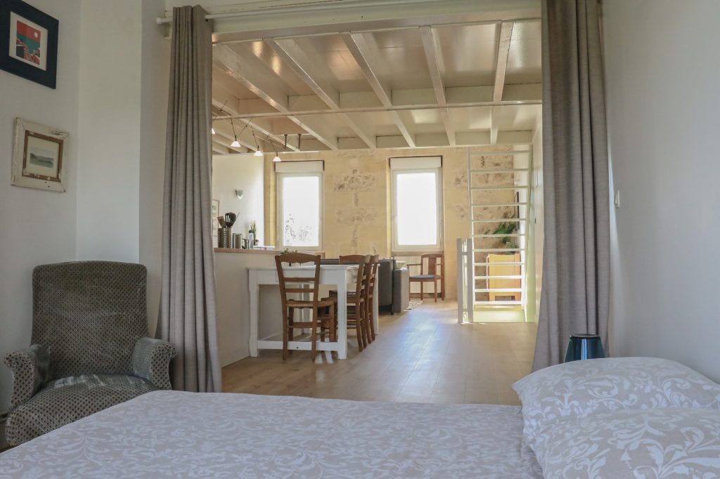 Espace nuit du grand appartement lumineux proche de Bordeaux dans l'entre deux mers, à Camblanes et Meynac