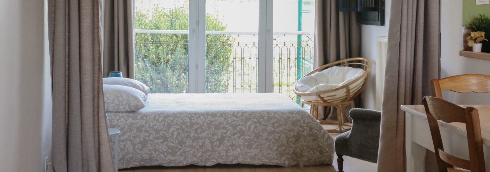 Espace nuit du grand appartement lumineux proche de Bordeaux dans l'entre deux mers, à Camblanes et Meynac