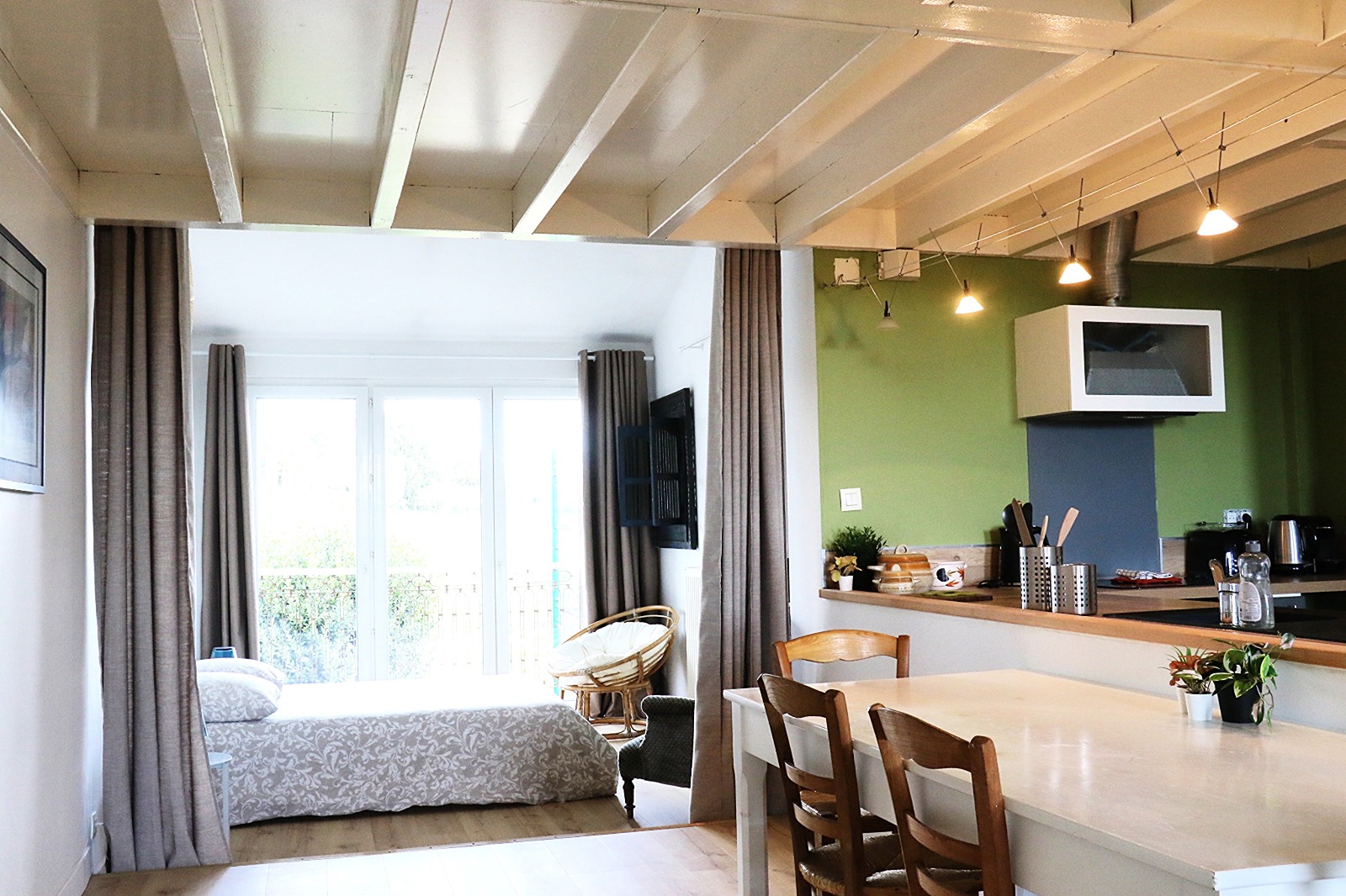 Espace nuit du grand appartement lumineux proche de Bordeaux dans l'entre deux mers, à Camblanes et Meynac