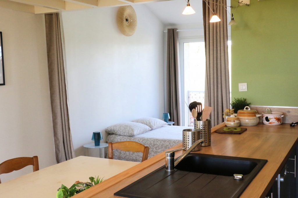 Espace nuit du grand appartement lumineux proche de Bordeaux dans l'entre deux mers, à Camblanes et Meynac