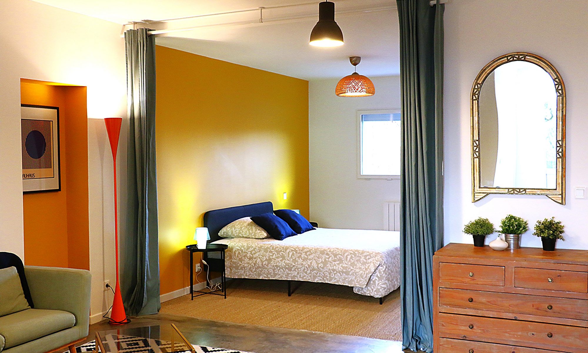 Chambre de l'appartement du rez de chaussée proche de Bordeaux dans l'entre deux mers, à Camblanes et Meynac