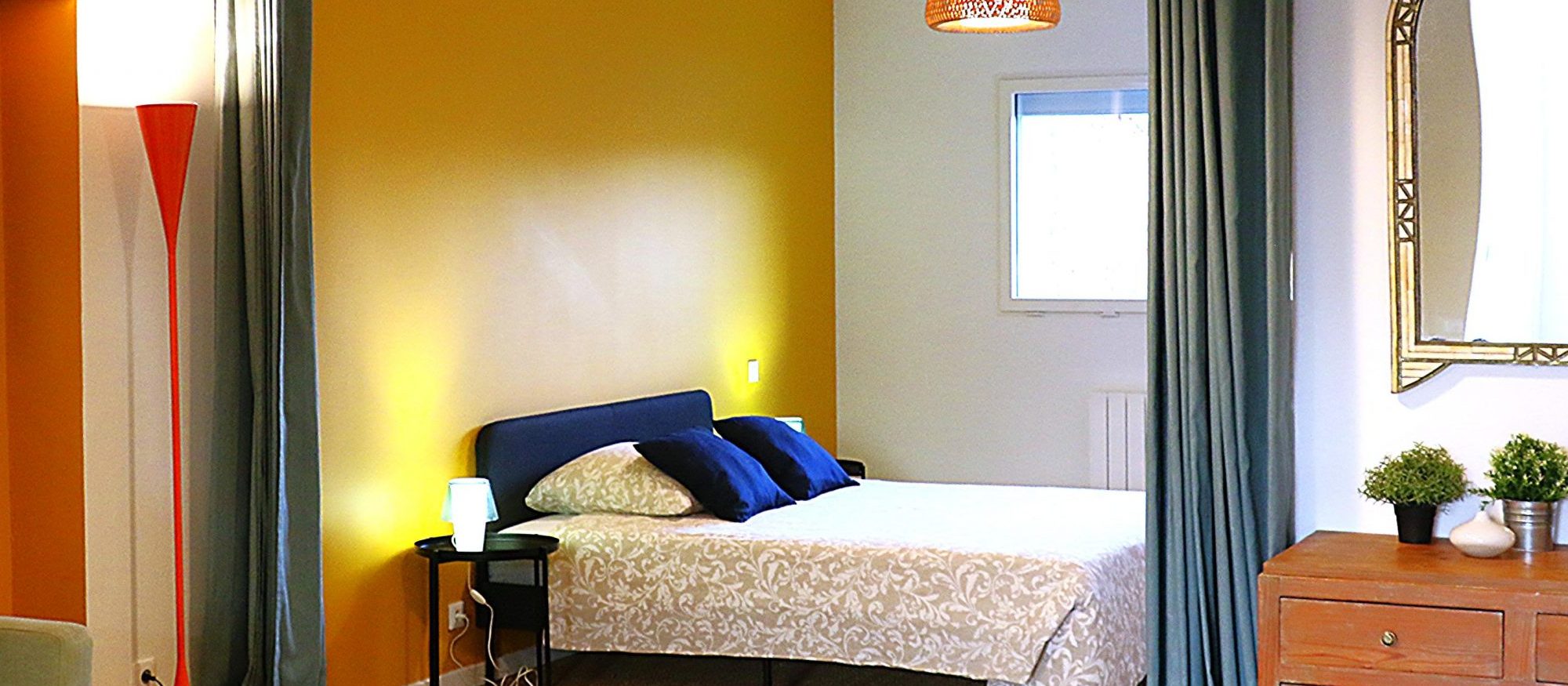 Chambre de l'appartement du rez de chaussée proche de Bordeaux dans l'entre deux mers, à Camblanes et Meynac