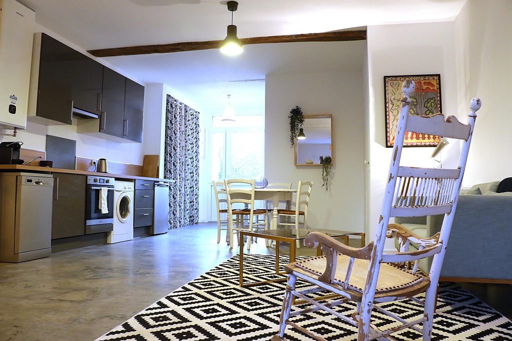 Salon de l'appartement du rez de chaussée proche de Bordeaux dans l'entre deux mers, à Camblanes et Meynac