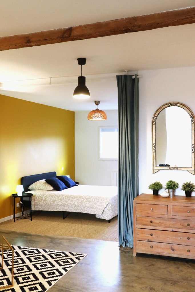 Chambre de l'appartement du rez de chaussée proche de Bordeaux dans l'entre deux mers, à Camblanes et Meynac