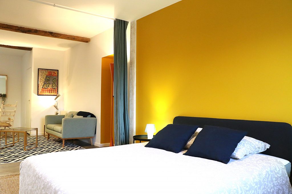 Chambre de l'appartement du rez de chaussée proche de Bordeaux dans l'entre deux mers, à Camblanes et Meynac