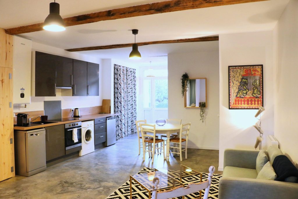 Salon de l'appartement du rez de chaussée proche de Bordeaux dans l'entre deux mers, à Camblanes et Meynac