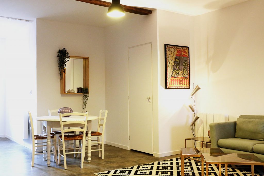 Salon de l'appartement du rez de chaussée proche de Bordeaux dans l'entre deux mers, à Camblanes et Meynac