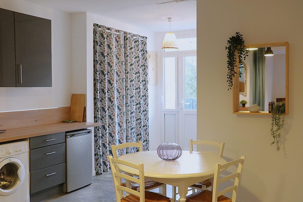 Salon de l'appartement du rez de chaussée proche de Bordeaux dans l'entre deux mers, à Camblanes et Meynac