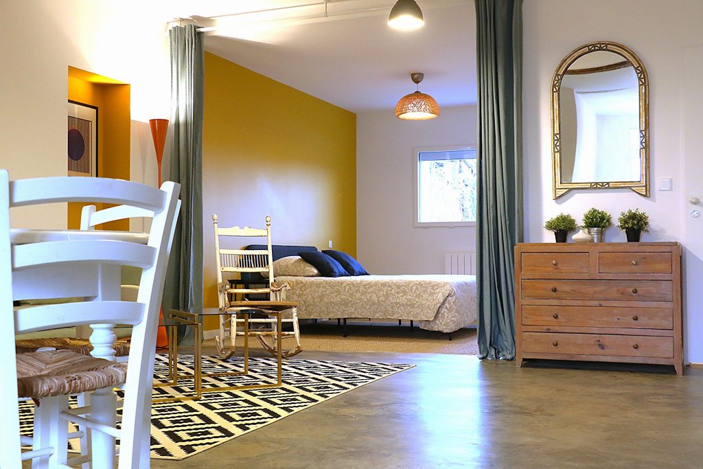 Chambre de l'appartement du rez de chaussée proche de Bordeaux dans l'entre deux mers, à Camblanes et Meynac